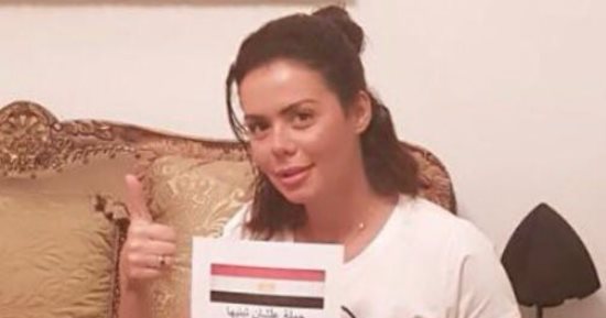 إيمى سالم توقع على استمارة "علشان تبنيها" لدعم ترشح السيسي