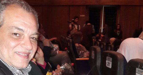أشرف فايق يوقع على استمارة "علشان تبنيها" لدعم ترشح السيسي لفترة ثانية