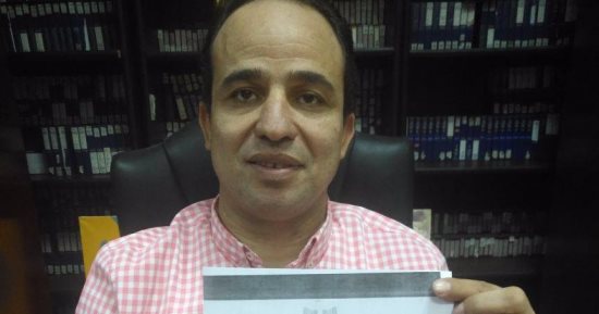النائب محمد إسماعيل يوقع على استمارة علشان تبنيها لترشيح السيسى لفترة ثانية