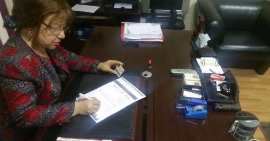 النائبة فائفة فهيم توقع استمارة "علشان تبنيها" لترشيح السيسى لفترة ثانية