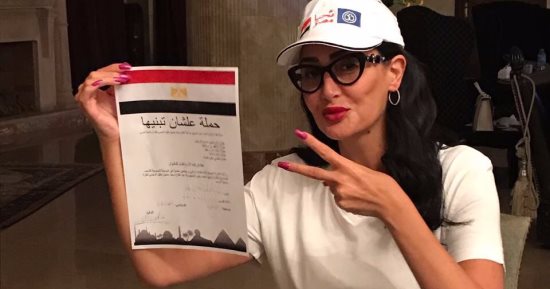 غادة عبد الرازق توقع استمارة "علشان تبنيها"لدعم السيسى لفترة ثانية