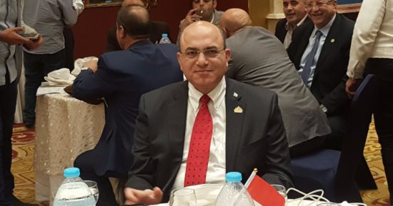النائب إيليا ثروت يوقع على استمارة "علشان تبنيها"