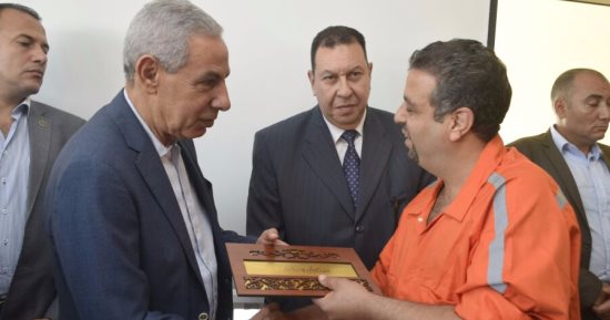تسليم شهادات لـ 22 متدربا من مستثمرى مجمع البلاستيك على ريادة الأعمال  