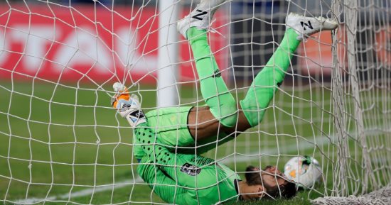 بالفيديو.. إكرامى يثير رعب جماهير الاهلى بتصرف غريب على خط المرمى