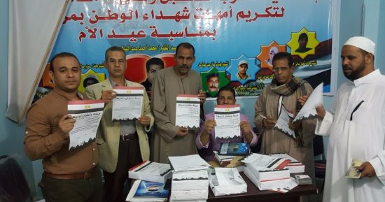 بالصور .."علشان تبنيها" تجمع توقيعات المواطنين بالفيوم