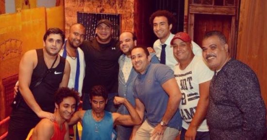 أشرف عبد الباقى ونجوم مسرح مصر يستقبلون "بيج رامى" أثناء حضوره أحد عروضهم