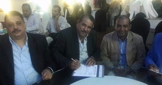 بالصور.. مواطنون بالبحر الأحمر يوقعون استمارة علشان تبنيها لدعم ترشح السيسى 