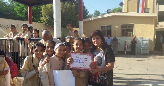بالصور.. تلاميذ بالأقصر يوزعون شهادات تقدير على المعلمين فى طابور الصباح