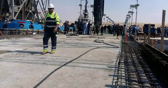 بدء تركيب الكوبرى العائم الجديد على قناة السويس بالإسماعيلية
