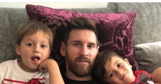 رد فعل غريب من نجل ميسى بعد فوز والده بالكرة الذهبية.. بيتنطط من الفرحة