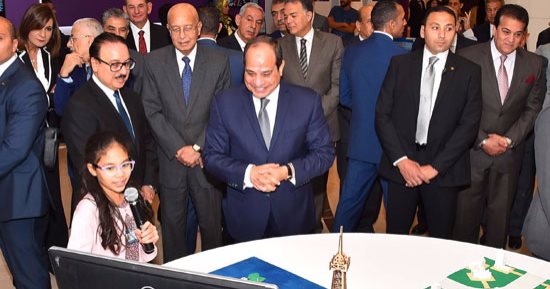 بالصور.. السيسي يستمع لشرح عبر "فيديو كونفرانس" عن المنطقة التكنولوجية بأسيوط