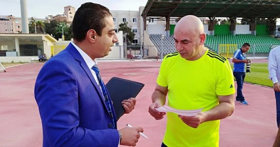 بالصور ..حسام حسن يوقع استمارة حملة "علشان تبنيها" ببورسعيد