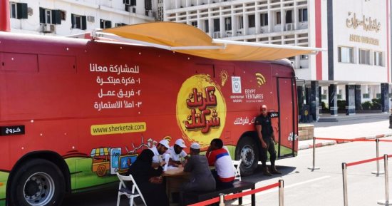 بالصور.. محافظ أسوان يستقبل أتوبيس الاستثمار الطائر