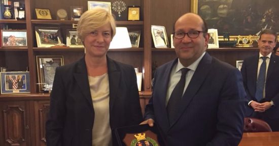 سفير مصر فى روما يبحث مع وزيرة الدفاع الإيطالية سبل مكافحة الإرهاب