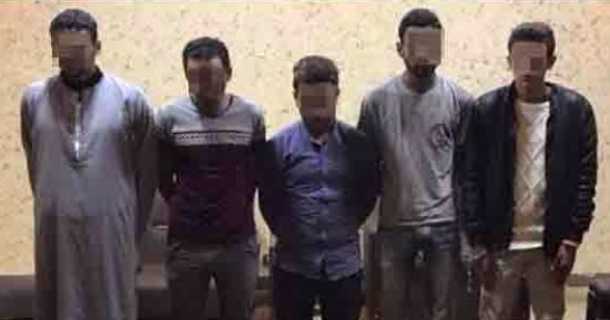 القبض على 5 عاطلين لسرقتهم طالب تحت تهديد السلاح فى المنوفية 