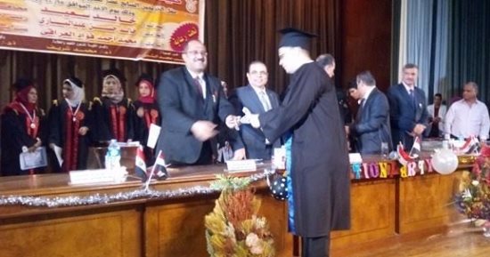 نائب رئيس جامعة الزقازيق: "نفسى أقبل يد كل ولى أمر ربى ابنه و علمه"