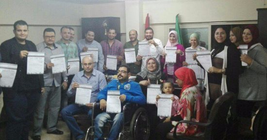 بالصور.. أهالى الأسمرات يتسابقون للتوقيع على حملة "علشان تبنيها"