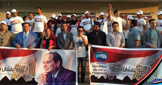 بالصور.. المئات يوقعون على استمارة حملة "علشان تبنيها" بشوارع وميادين الجيزة