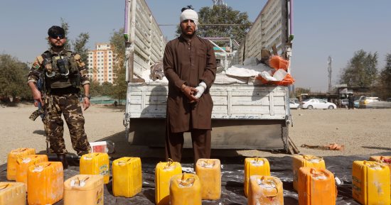 بالصور.. اعتقال مسلحا تابعا لحركة طالبان وبحوزته عبوات ناسفة فى كابول 