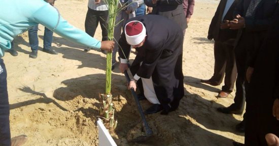 بالصور .. وزير الأوقاف يضع حجر أساس مسجد مطار الخارجة ويغرس نخلة باسمه