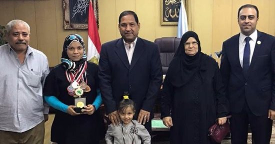 محافظ الغربية يوفر فرصة عمل لبطلة دولية فى رفع الأثقال بالشباب والرياضة