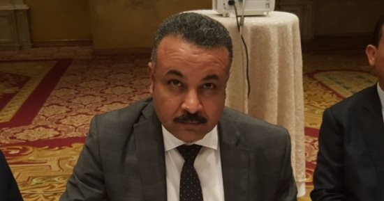 بالصور.. النائب عاطف ناصر يوقع على استمارة "علشان تبنيها"
