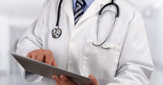 خلى بالك من كمامك.. دراسة: عمل الطبيب بـ"الكم الطويل" ينقل الجراثيم  