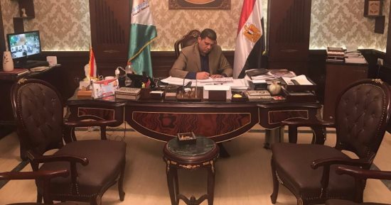 النائب بكر أبو غريب يوقع على استمارة "علشان تبنيها" لترشيح السيسى فترة ثانية