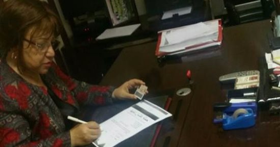 النائبة فايقة فهيم توقع على استمارة "علشان تبنيها" لدعم الرئيس