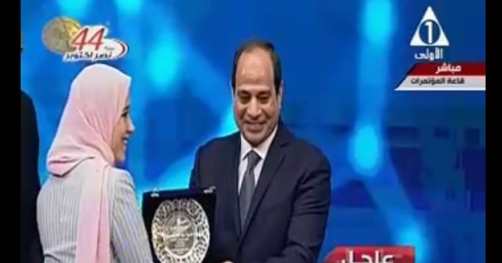 بالصور.. السيسي يكرم شباب مبادرة رواد تكنولوجيا المستقبل.. ويوافق على مضاعفة ميزانية المبادرة لـ 400 مليون جنيه.. الرئيس يستمع لشرح المنطقة التكنولوجية بأسيوط ويستجيب لطلب فتاة: "هنضاعف المبادرة علشان خاطرك" 