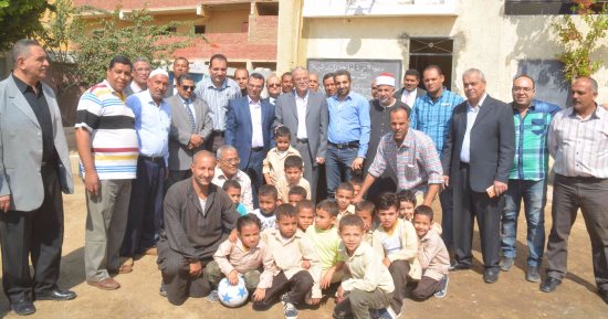 بالصور ..محافظ المنيا يوزع أدوات مدرسية على طلاب مدرستين بنزلة الفلاحين