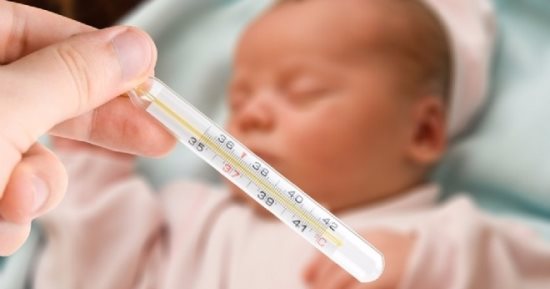 ارتفاع درجة حرارة الرضيع أمر طبيعى.. وهذه طرق العلاج 