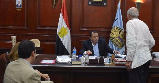 بالصور.. محافظ الأقصر يبحث مع وفد اليونسكو مشروع إعادة تأهيل قرية حسن فتحى