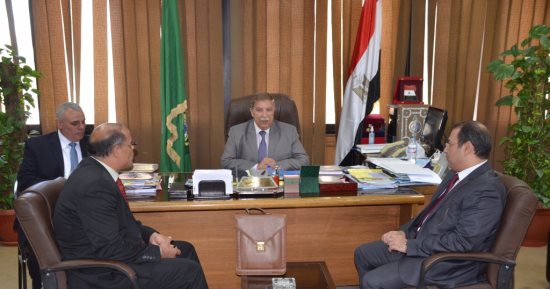 محافظ الإسماعيلية يناقش مع وفد مجلس الوزراء تفعيل منظومة الشكاوى إلكترونيا