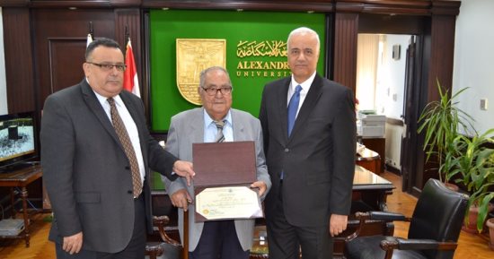 رئيس جامعة الإسكندرية يكرم أقدم أستاذ جامعى بمصر بعد 70 سنة خدمة