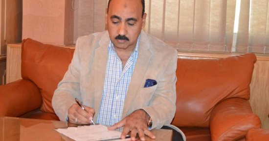 رئيس جامعة الفيوم يوقع على استمارة علشان تبنيها لترشيح الرئيس لفترة ثانية
