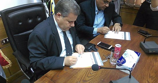رئيس جامعة بنها وأعضاء هيئة التدريس يوقعون على استمارة "علشان تبنيها"