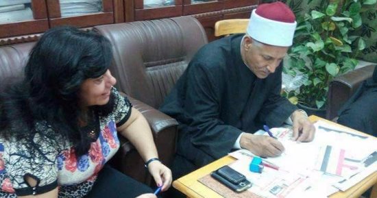 وكيل مشيخة الأزهر بالفيوم يوقع على استمارة "علشان تبنيها" لدعم ترشح السيسى