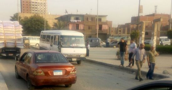 قارئ يرصد سير السيارات عكس الاتجاه على نزلة الطريق الدائرى فى الوراق