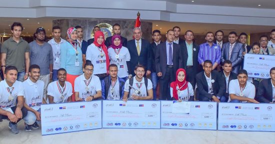 وزير التجارة والصناعة يكرم 10 فائزين بمسابقة "بوابة الابتكار"