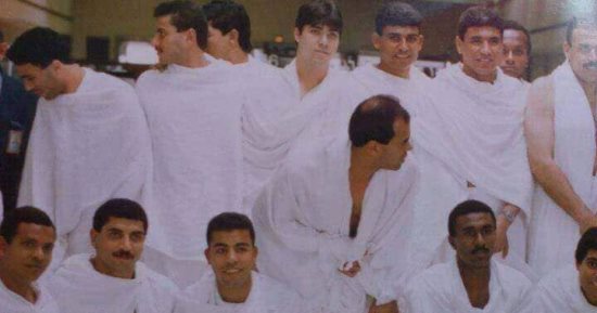 شاهد.. نجوم منتخب 90 يؤدون مناسك العمرة