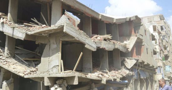 بالصور ..محافظ الإسكندرية: إزالة عقارين مخالفين بالعجمى