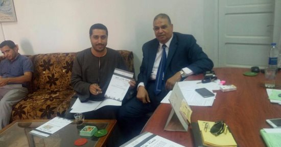 بالصور.. مواطنون يوقعون على استمارة "علشان تبنيها" فى بنى سويف