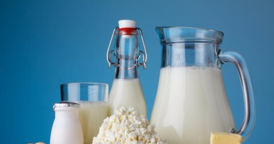 اللبن مفيد لكن زيادة تناوله تسبب أضرارا صحية.. تعرف عليها