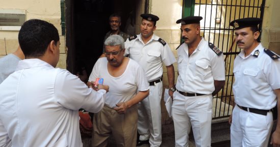 بالصور.. قافلة طبية فى أقسام الشرطة لتوقيع الكشف الطبى على المساجين 