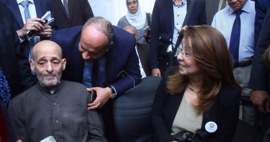 وزيرة التضامن توجه بتسهيل منح مسن عاجز قرضا لشراء جهاز تعويضى