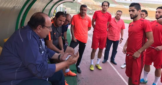 عادل وعودة يحفزان لاعبى المقاولون قبل مواجهة المصرى