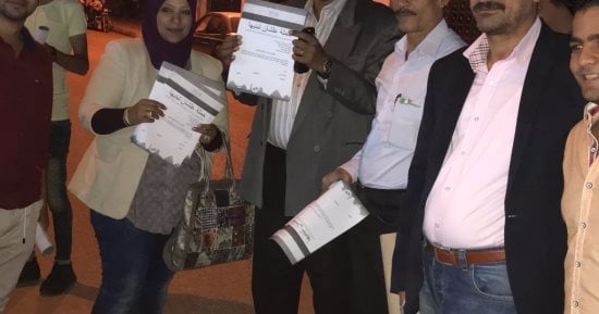 بالصور.. مواطنون بالوادى الجديد يوقعون على استمارة علشان تبنيها لتأييد ترشح السيسى