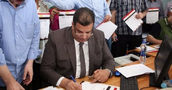 بالصور.. رئيس تحرير الجمهورية وصحفيو المؤسسة يوقعون على استمارة علشان تبنيها