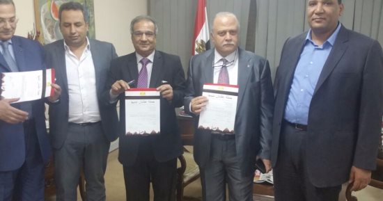 بالصور.. مواطنون بمحافظة الشرقية يوقعون على إستمارة "علشان تبنيها"